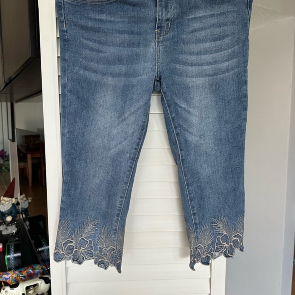 Lark & Grey Embroidered Cropped Jeans 8P | Floral Scalloped Hem | Stretch Denim